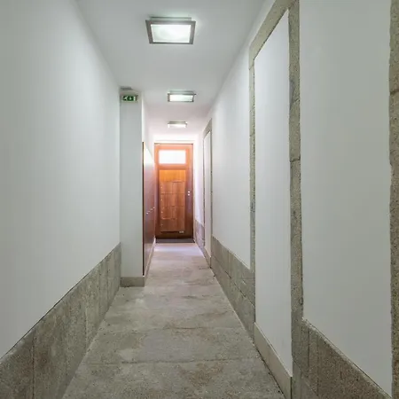 Host Wise - Urban Stylish Flat - Ace Location Apartment *